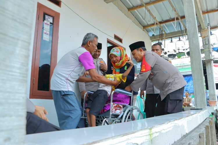 Polisi Beri Bantuan Kursi Roda bagi Lansia-Penderita Celebral Palsy di Bekasi