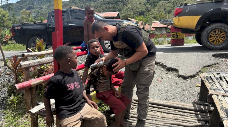 Satgas Tindak Operasi Damai Cartenz 2025  Cukur Rambut Gratis Anak-anak di Distrik Mulia Puncak Jaya