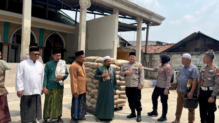 Polres Metro Bekasi Peduli Tempat Ibadah, Salurkan Bantuan Untuk  Masjid Jami' Darus Sa'adah Kedungwaringin