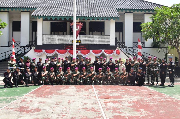 Satuan Brimob Polda Metro Jaya Mendapat Surprise Dari TNI AL Korps Marinir, Wujud Sinergi TNI-Polri di Hari Bhayangkara ke-79