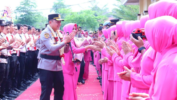 Tradisi Pedang Pora, Momen Haru Pelepasan dan Penyambutan Kapolres Pekalongan Baru
