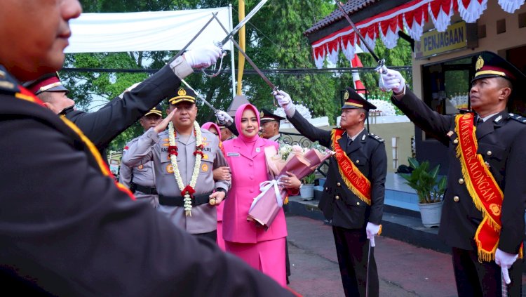 Tradisi Pedang Pora, Momen Haru Pelepasan dan Penyambutan Kapolres Pekalongan Baru