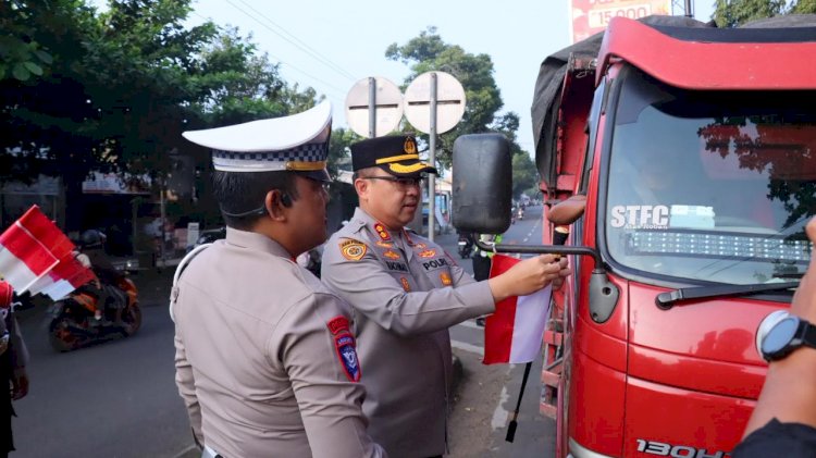 Semarakkan HUT RI, Kapolres Pekalongan Turun ke Jalan, Bagikan Bendera