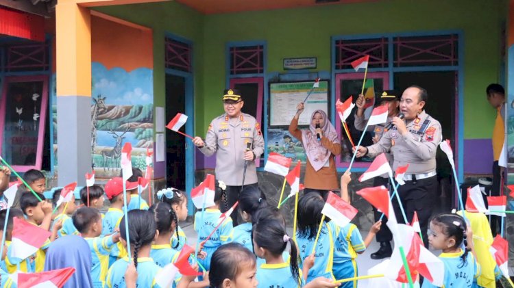 Semarakkan HUT RI, Kapolres Pekalongan Turun ke Jalan, Bagikan Bendera