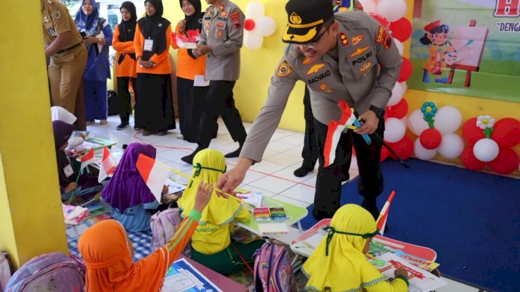 Memupuk Cinta Tanah Air, Kapolres Pekalongan Bagikan Bendera Merah Putih ke Ratusan Anak PAUD