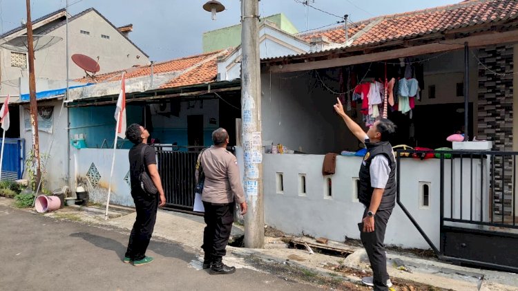 Balon Udara Tersangkut Tiang Listrik di Pekalongan, Polisi Turun Tangan