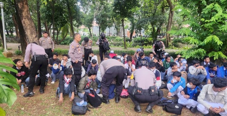 Polsek Metro Menteng Amankan Puluhan Siswa SMK Hendak Ikut Demonstrasi di Gedung DPR/MPR