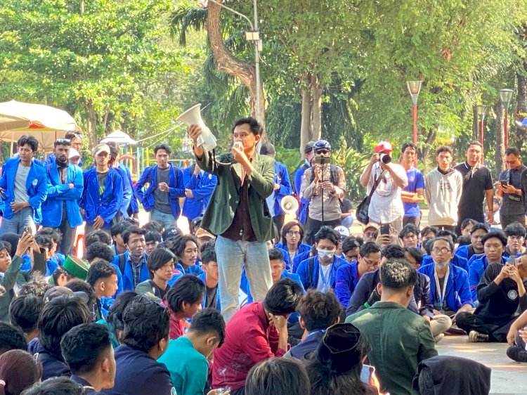 Semangat Persatuan: BEM SERA Gelar Aksi Damai di Simpang Lima