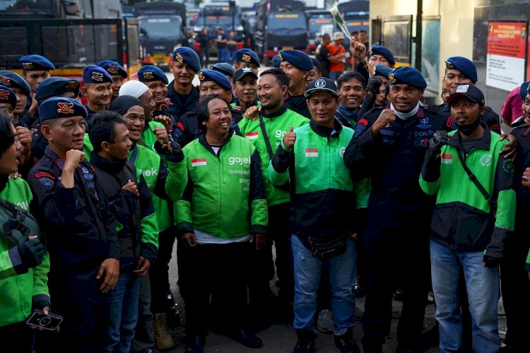 Aksi Damai Ojol peluk dan salami Brimob Kwitang, Wujud Keakraban