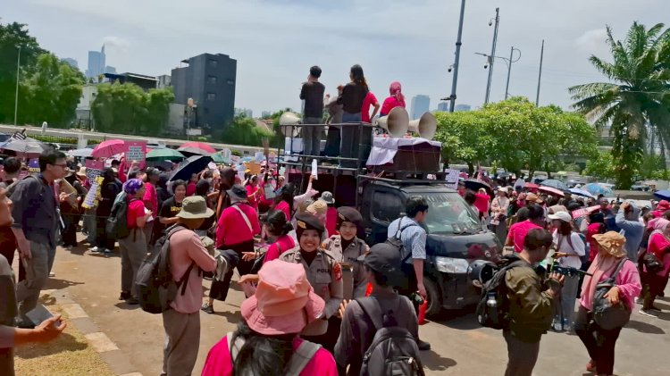 Polwan Polda Metro Bagikan Air Mineral ke Massa Aksi di Depan DPR/MPR