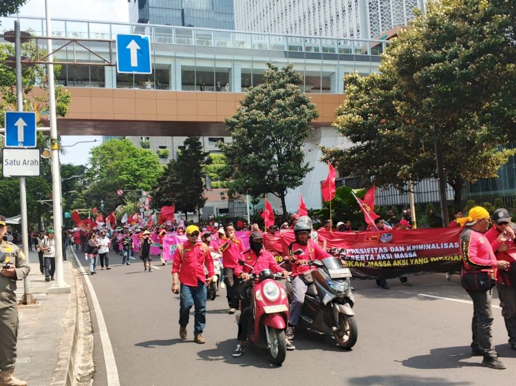 Brimob Polda Metro Jaya Amankan Aksi GEBRAK di Jalan Medan Merdeka Selatan