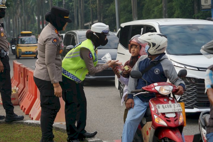 Hari Jadi Polwan ke-77, Kapolres Metro Bekasi Bagikan Bingkisan Bagi Pengguna Jalan