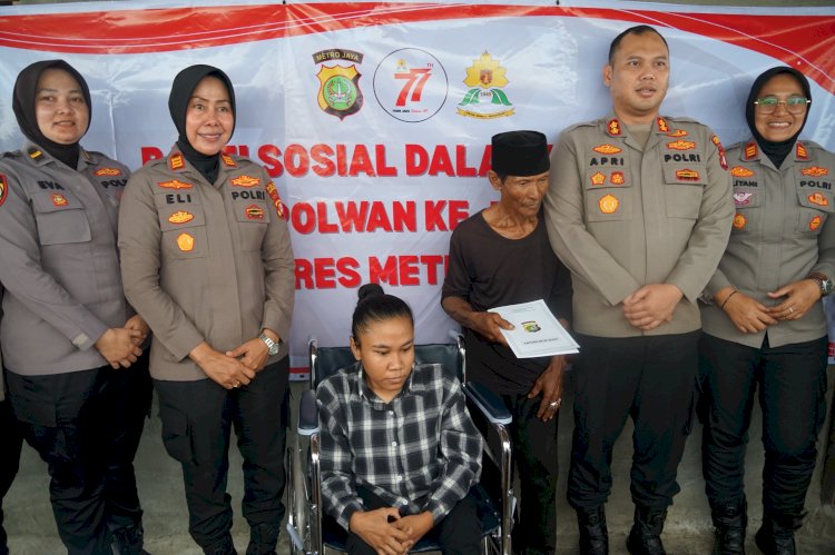Hari Jadi Polwan ke-77: Wakapolres Metro Bekasi Serahkan Kursi Roda untuk Rohati, Penyandang Disabilitas di Tarumajaya