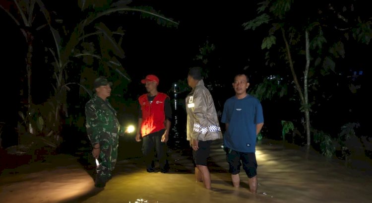 Banjir Bandang dan Longsor Terjang Lampung Barat, Polisi Evakuasi Warga Hingga Tengah Malam