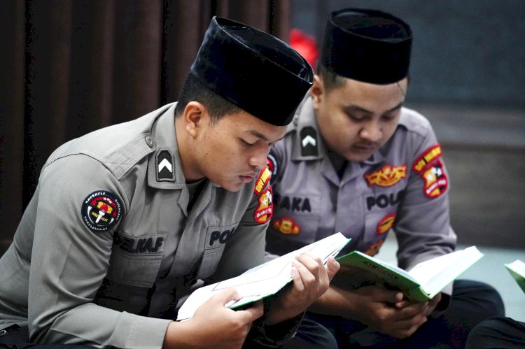 Jumat Berkah, Lantai Tiga Divhumas Polri Dipenuhi Lantunan Ayat Suci Al-Qur'an
