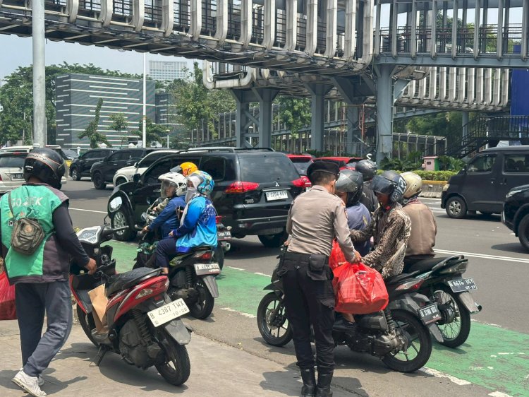 Dit Samapta Polda Metro Jaya Bagikan Makanan Siang Gratis kepada Warga