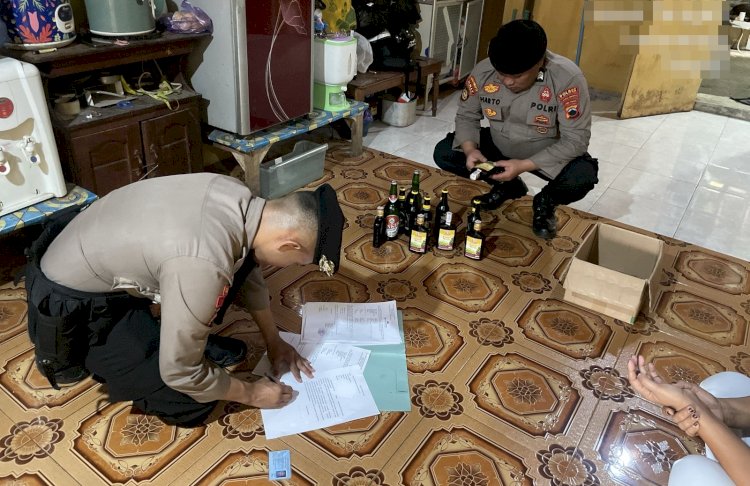 Sat Samapta Polres Pekalongan Sita Puluhan Botol Miras dari  Warung dan Kafe