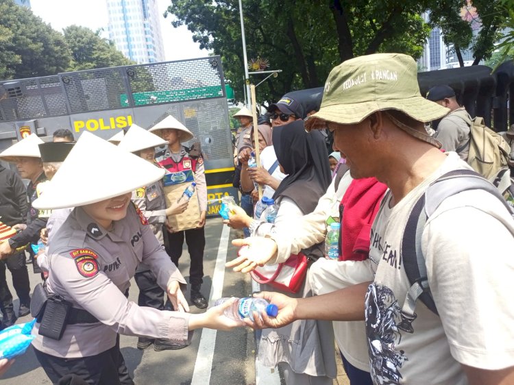 Peringati Hari Tani Nasional, Polisi Potong Tumpeng Bersama Massa Aksi di Jl. Merdeka Selatan Jakarta Pusat.