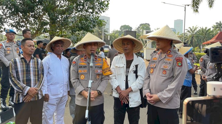 Peringati Hari Tani Nasioal, Polisi dan Petani Potong Tumpeng di DPR