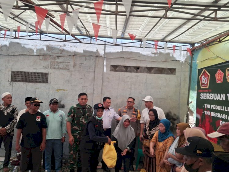 TNI dan Polri Berbagi 150 Paket Sembako untuk Korban Kebakaran di Semper Timur