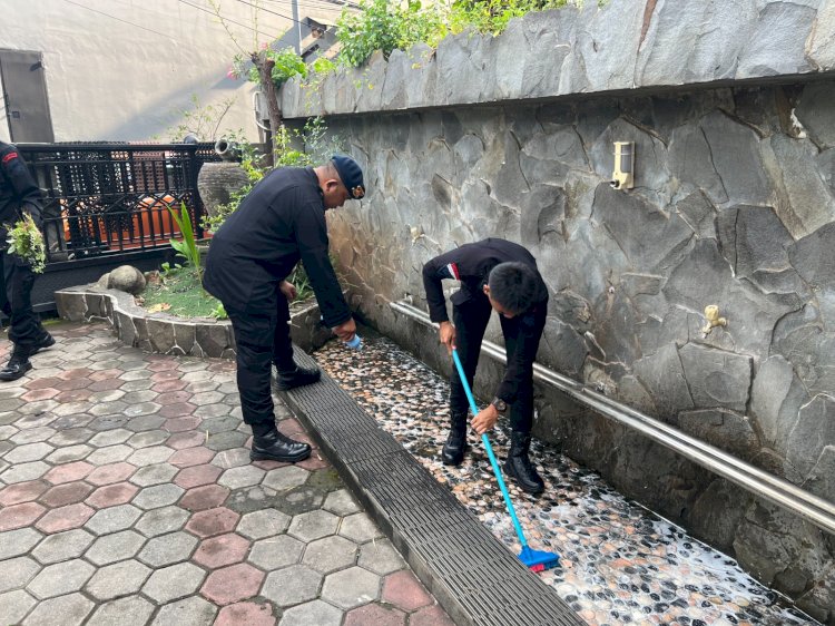 Brimob Polda Metro Jaya Gelar Jumat berkah berbagi dengan warga dan kerja bakti bersama masyarakat