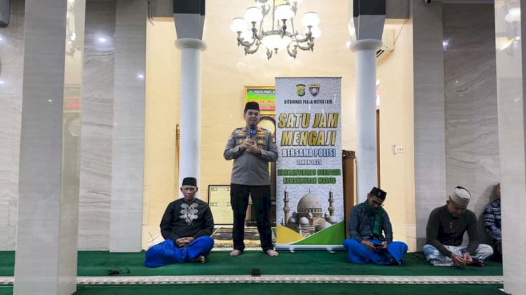 Polda Metro Jaya Gelar Program “Satu Jam Mengaji Bersama Polisi” di Masjid Darul Kshoir Ragunan