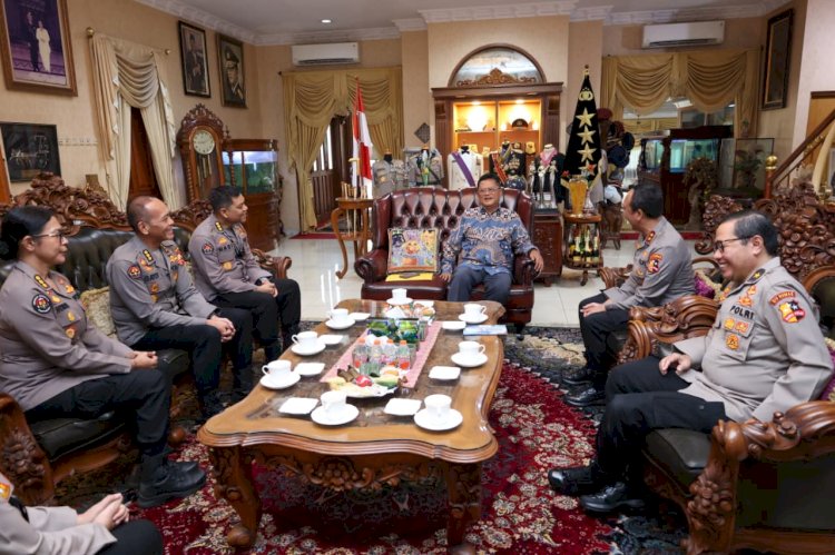 Jajaran Divhumas Polri Laksanakan Anjangsana ke Jend. Pol (Purn) Da'i Bachtiar