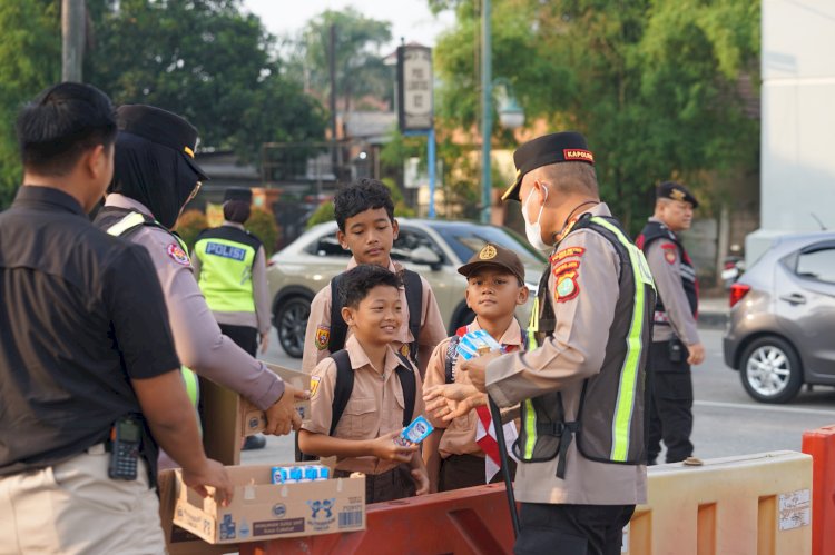 Kapolres Metro Bekasi Pimpin Yanmas Pagi, Bantu Penyeberangan & Bagikan Susu ke Pelajar di Jurong