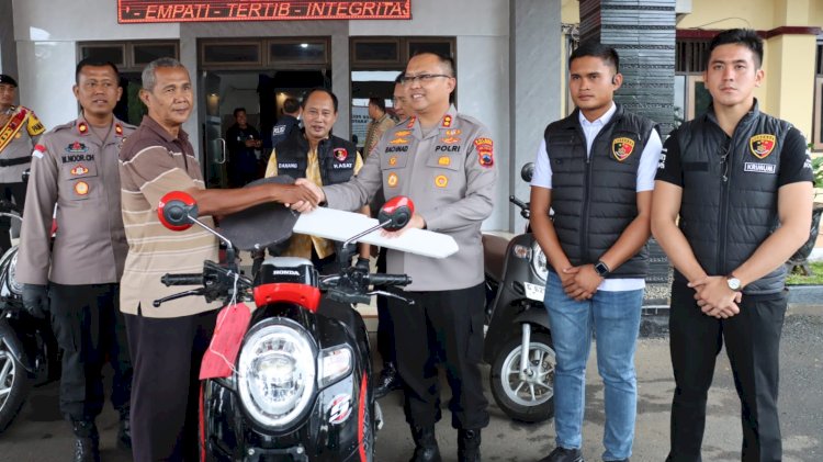 Viral Curanmor Terungkap, Kapolres Pekalongan Langsung Serahkan Motor ke Korban