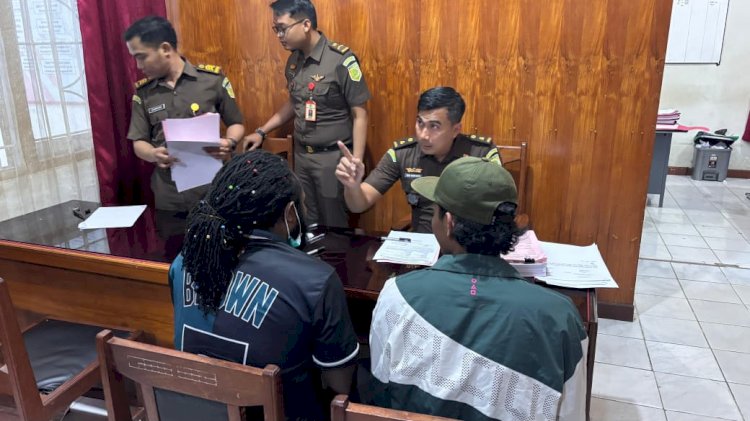 Satgas Ops Damai Cartenz Laksanakan Tahap II (Penyerahan Tersangka & Barang Bukti) Yatien Enumbi di Kejaksaan Nabire