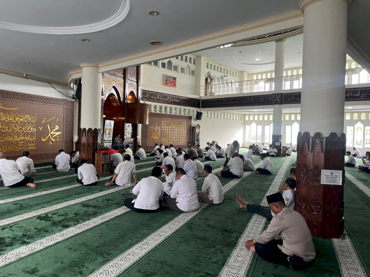 Ditbinmas Polda Metro Jaya Gelar Satu Jam Mengaji Bersama Polisi di Masjid Baitul Lathief Kemnaker