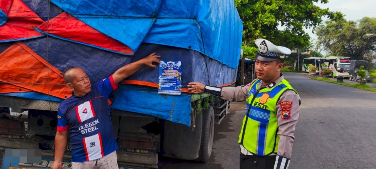 Satlantas Pekalongan Gencarkan Sosialisasi Operasi Zebra Candi, Bagikan Stiker di Jalan Raya