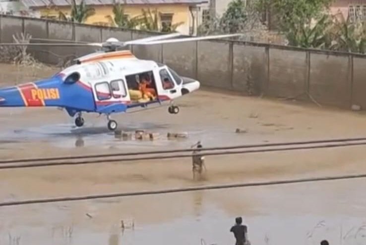 Meski Dengan Risiko Pendaratan, Helikopter Poludara Baharkam Polri Berhasil Dropping Logistik Bantuan ke Aceh Tamiang
