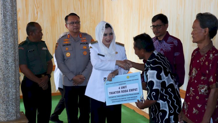 Kapolres Pekalongan Dampingi Bupati Serahkan Combi dan Cultivator untuk Petani