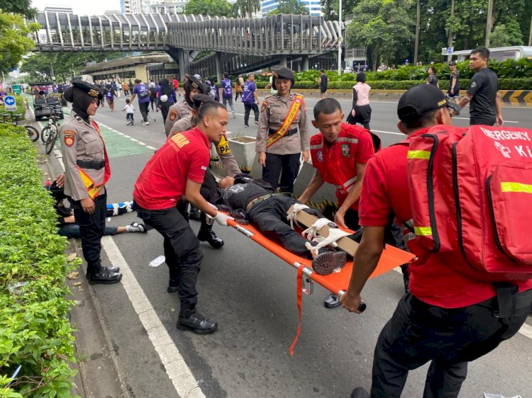 Polisi Bersepeda Sigap Bantu Evakuasi Korban Laka di CFD Jakarta