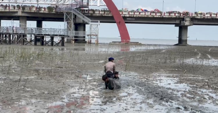 Respons Cepat Dit Polairud Polda Jatim Selamatkan Dua Anak Terjebak Lumpur di Wisata Kenjeran