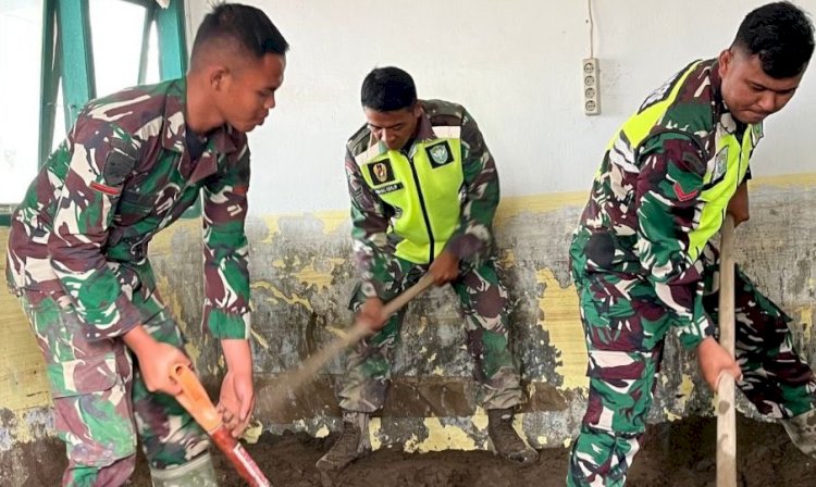 TNI AD dan Warga Bahu-membahu Bersihkan Rumah dan Pondok Bersalin Terdampak Bencana Banjir
