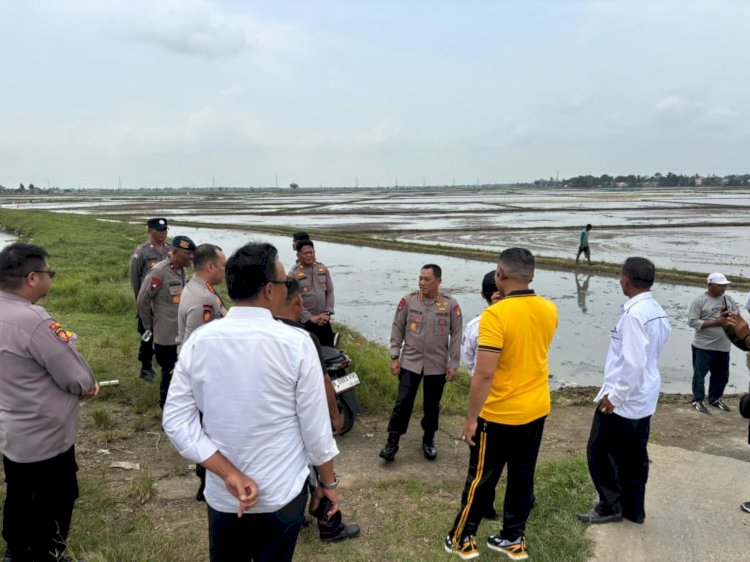 Dansat Brimob Polda Metro Jaya Hadir Dukung Program Kapolda Metro Jaya Melalui Peninjauan Rencana Jembatan Desa