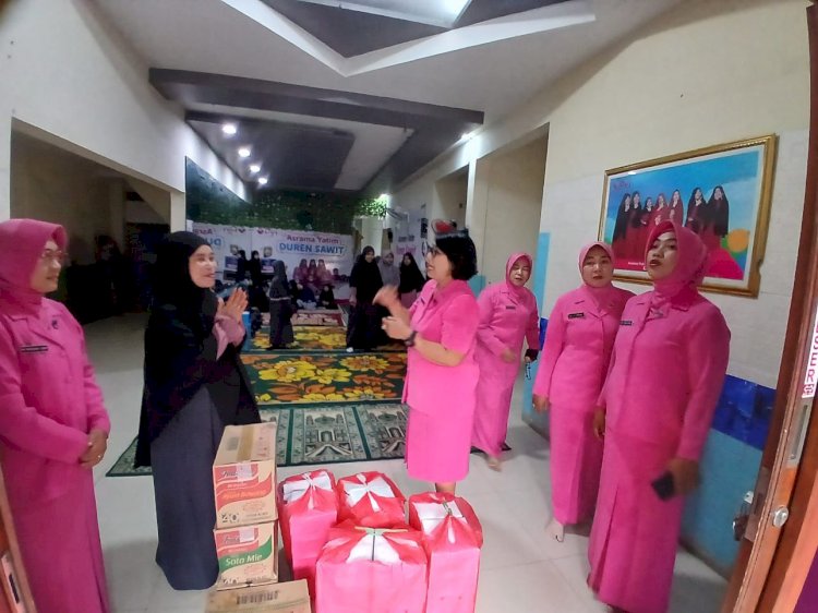Bhayangkari Ranting Duren Sawit Santuni Anak Yatim di Yayasan Rumah Yatim