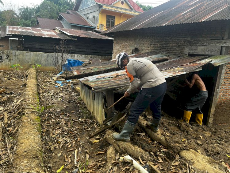 Tim SAR Brimob BKO Polda Sumbar Lakukan Pencarian Korban dan Salurkan Bantuan Banjir di Palembayan