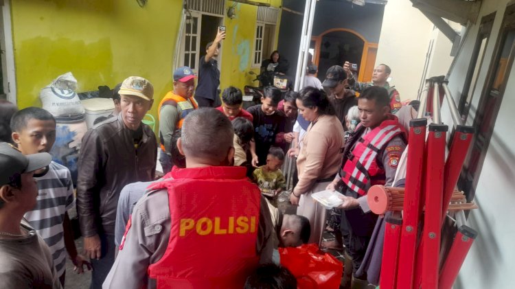 Polres Metro Bekasi Kota Terjunkan Personel dan Salurkan 500 Paket Makanan untuk Korban Banjir di Teluk Pucung