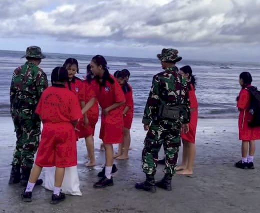 Sehari Usai Instruksi Presiden, TNI Bersama Pelajar Gotong Royong Bersihkan Sampah di Pantai Kuta Bali