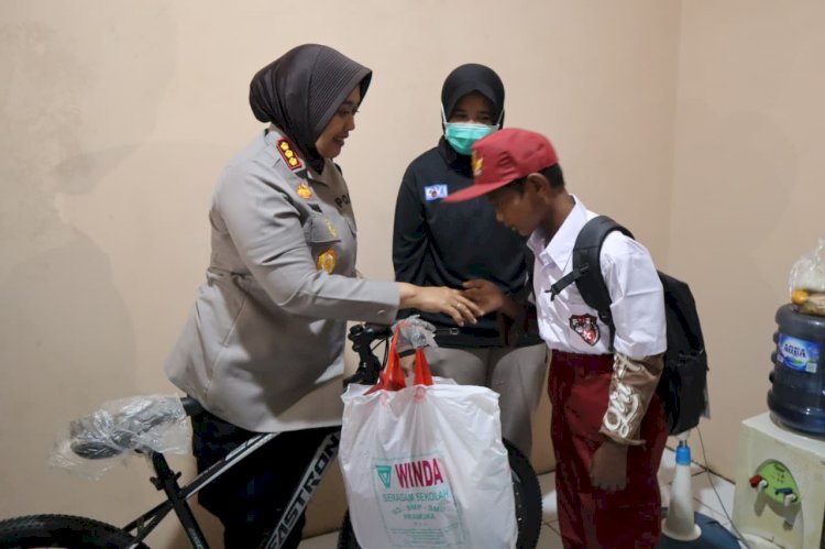 Peduli Sesama, Kapolres Metro Bekasi Serahkan Bantuan Kursi Roda, Sepeda, perlengkapan sekolah dan Sembako di Sriamur