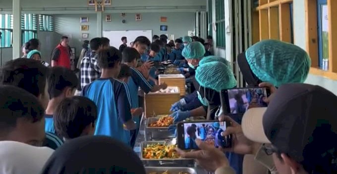 Ciptakan Kebersamaan di Sekolah, MBG Digelar Prasmanan di Sukabumi: Siswa Gembira