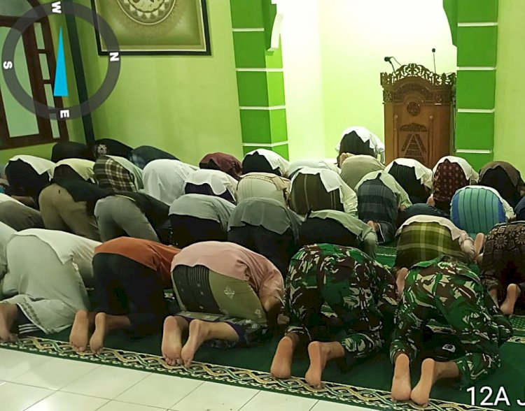 Tarawih Bersama Satgas TMMD, Warga Sukamaju Rasakan Kedekatan dengan TNI