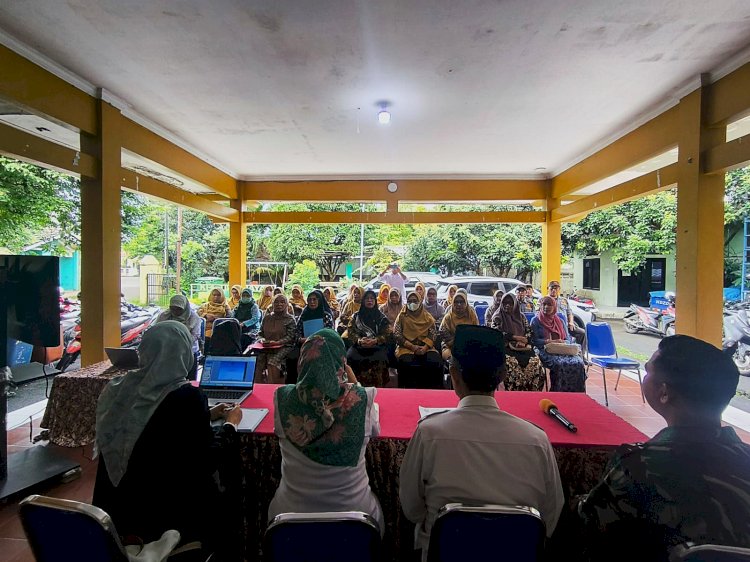 Sinergi TNI dan Dinas Sosial, Warga Tirtajaya Antusias Ikuti Penyuluhan Ketahanan Keluarga