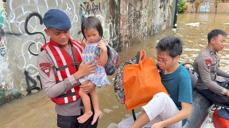 Banjir 2 Meter Rendam Bangka V Jaksel, Brimob Evakuasi Warga