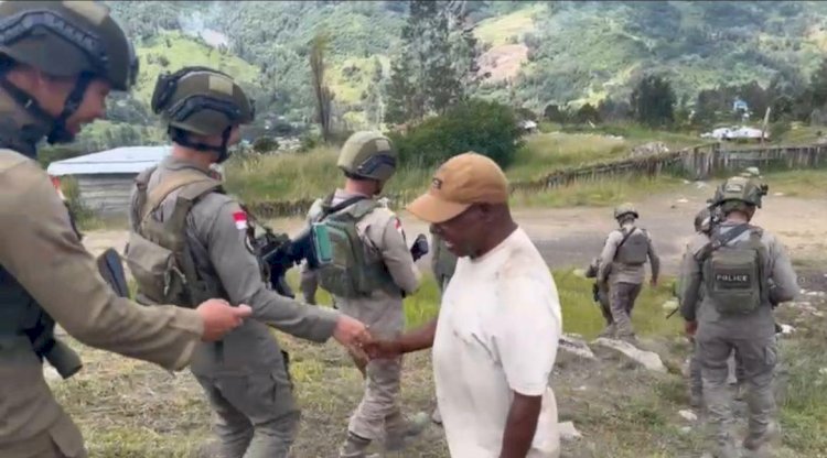 Satgas Damai Cartenz Gelar Patroli Humanis dan Pelayanan Kesehatan di Sinak