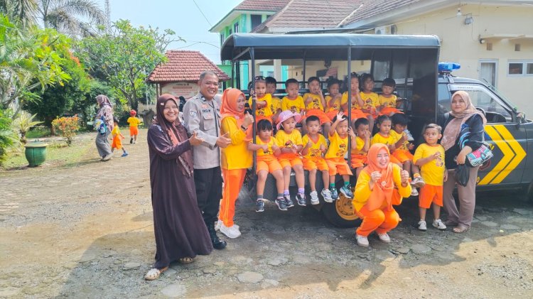 Disambut Hangat, Anak-anak PAUD Ceria Antusias Kunjungi Polsek Doro