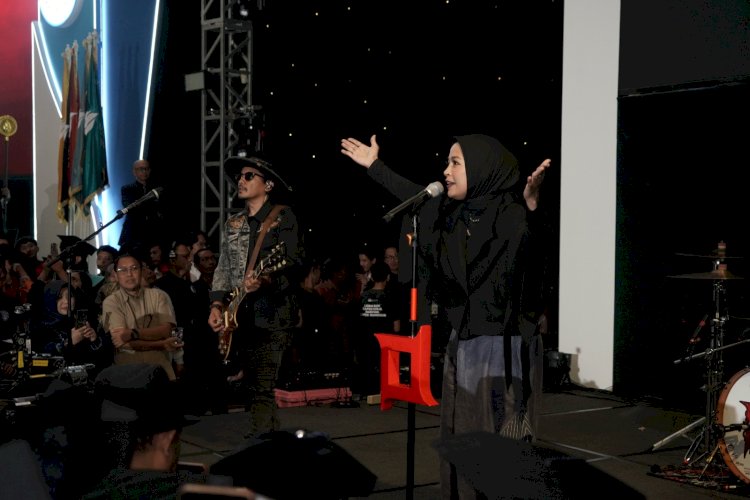 KOTAK Bakar Semangat Wisudawan Universitas Mercu Buana Lewat Deretan Lagu Penuh Energi